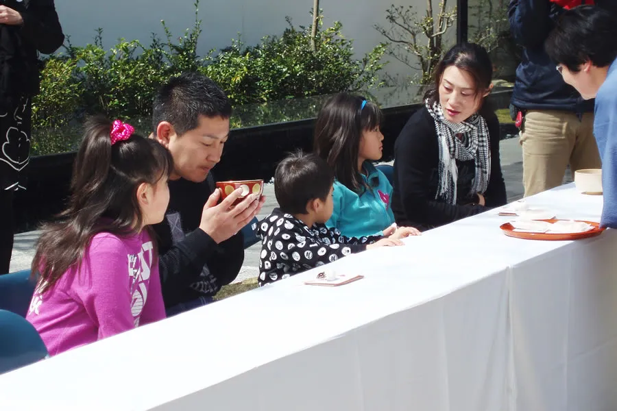 椅子席でお茶をいただく様子