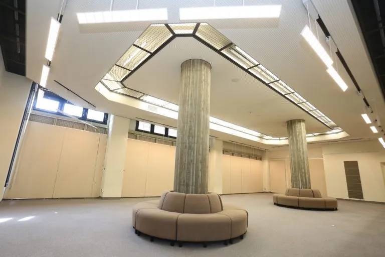 美術協会展摂津市民文化ホール展示室