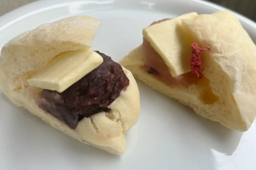 ブランベーカリー　2色の桜あんパン　カット