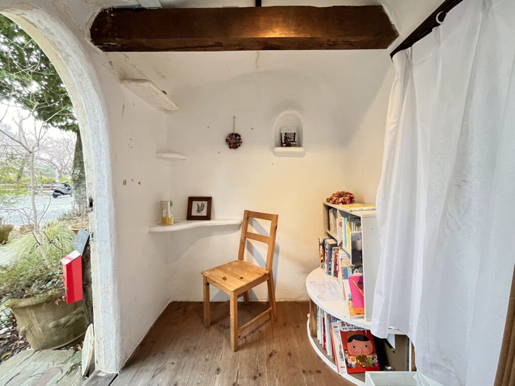 ecodeco 小屋中の様子 絵本あり