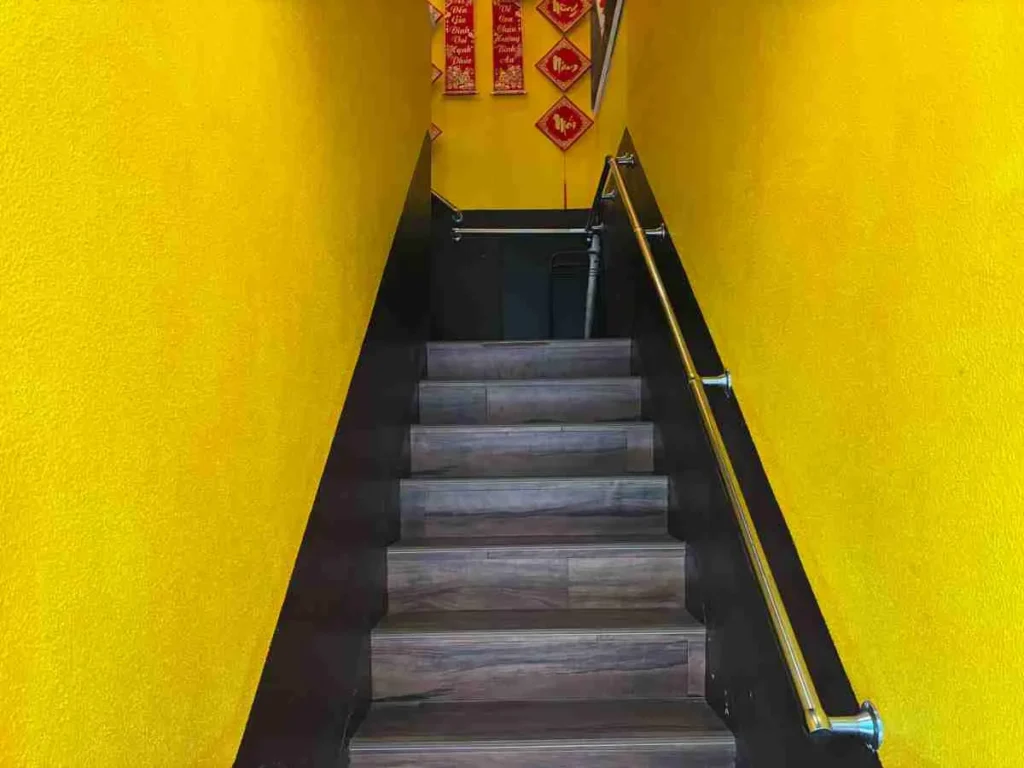 39 ヴィエト クアン レストラン　入口までの階段　お店は2階