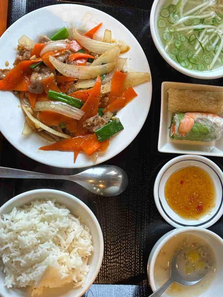 39 ヴィエト クアン レストラン　「牛肉炒めライスセット」