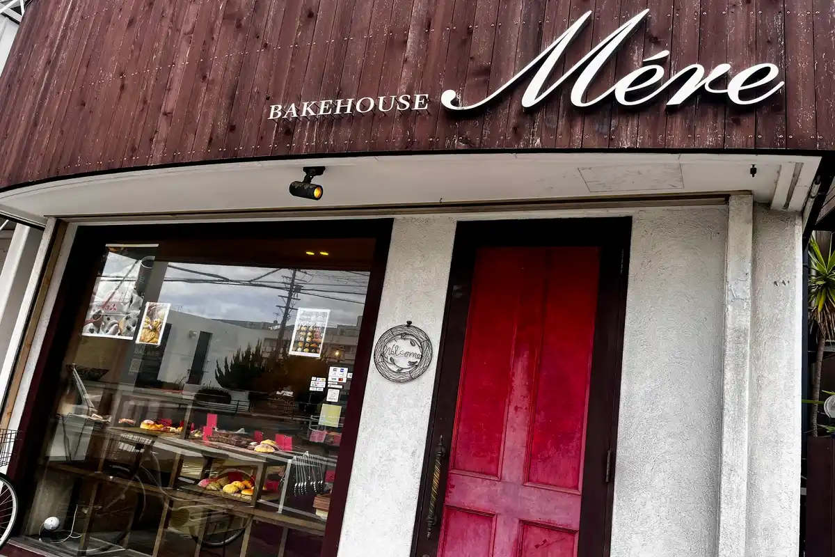 長岡京・大山崎・向日 春のパンパトロール【その2】ボリュームたっぷりのパンが並ぶ「BAKEHOUSE Mere」