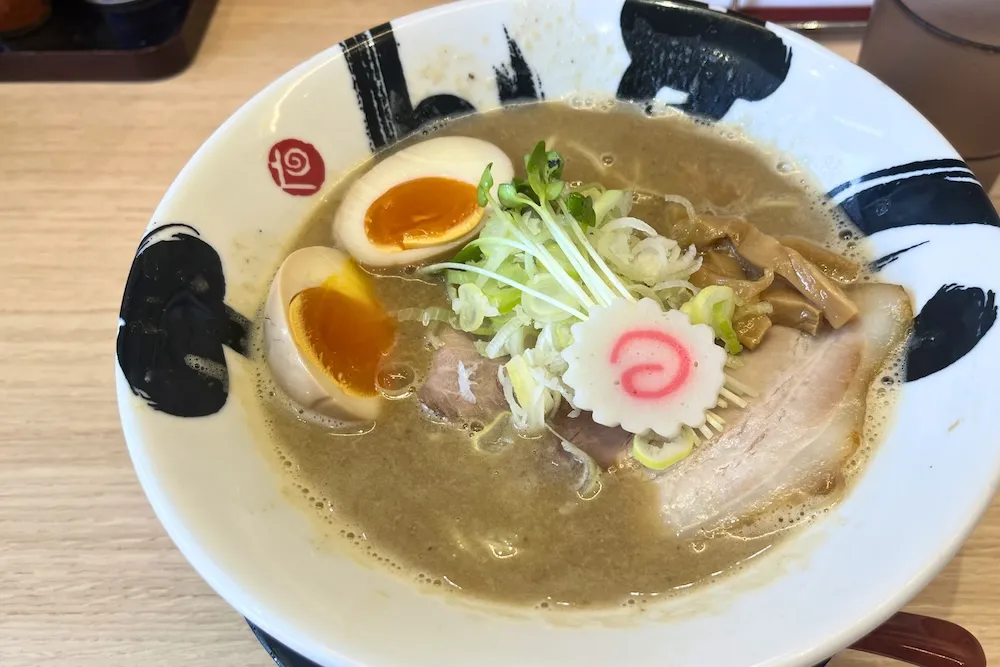 茨木市駅近くの「茨木きんせい」へ。濃厚鶏白湯ラーメンを堪能