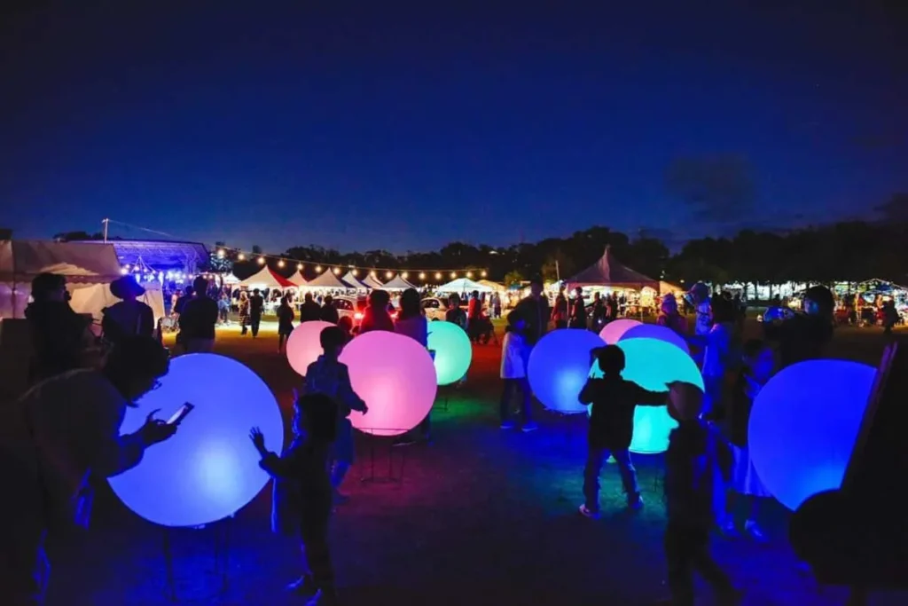 触ると色が変わる大きな球体