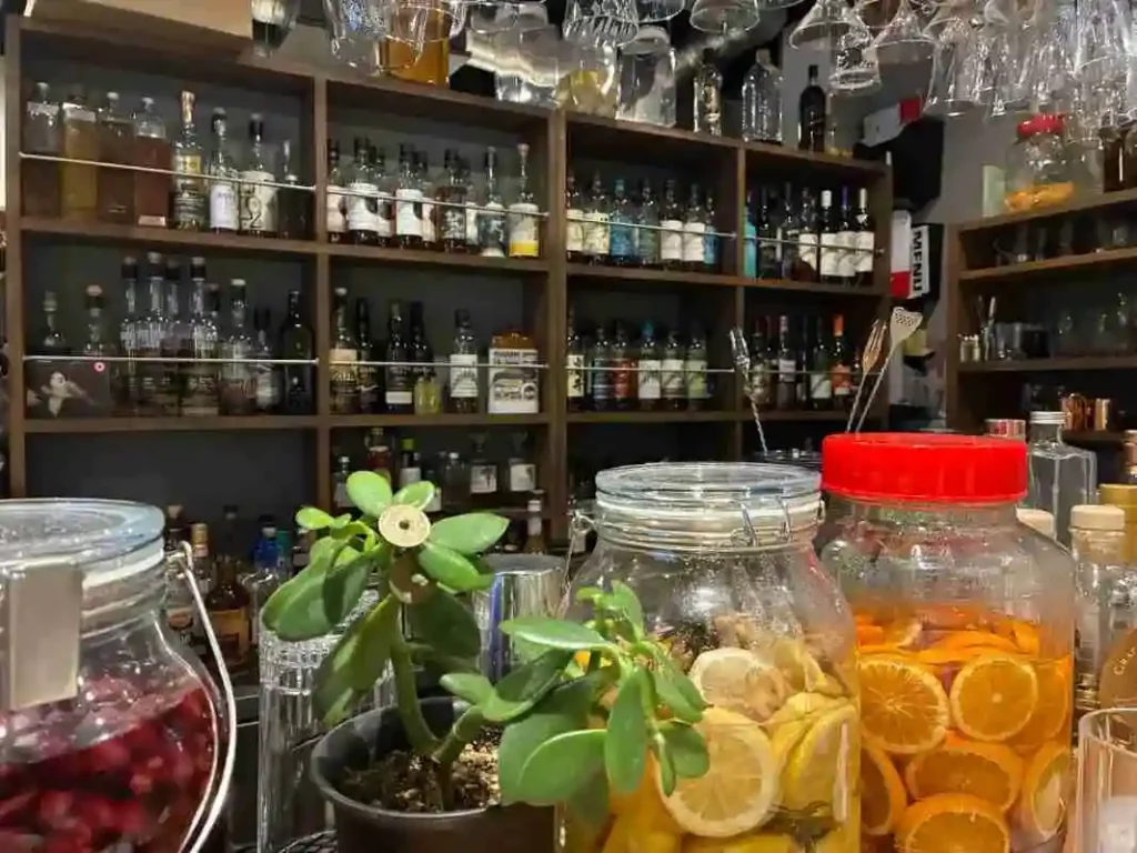 Bar SOLT minami　お酒がいっぱい並んでいる棚