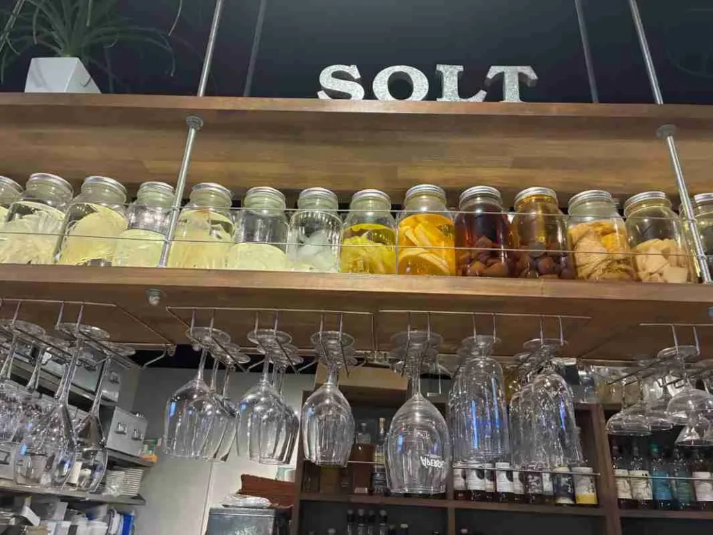 Bar SOLT minami　カウンタ上部にある棚にはお酒がいろいろ漬け込んであります