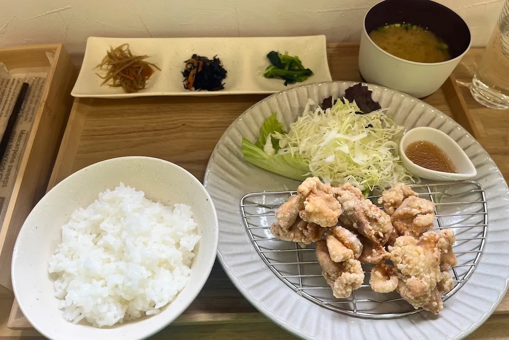 カフェ&レストラン BonPetitの唐揚げ定食