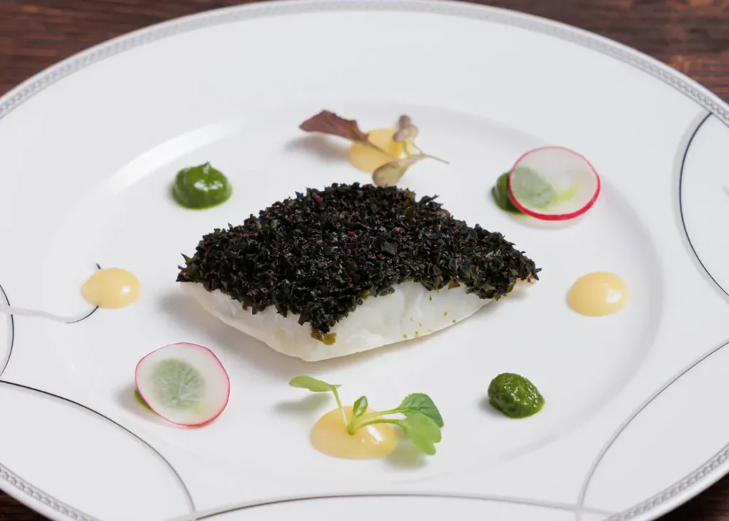 デリシャスキッチン エモンデルの魚料理の一例