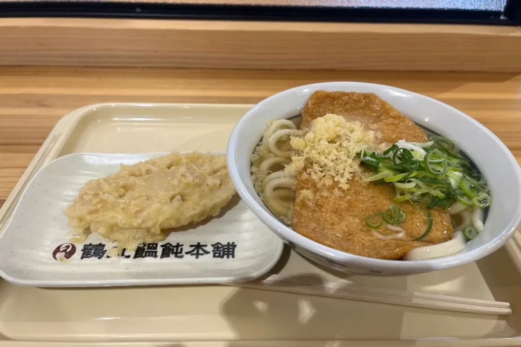 鶴丸饂飩本舗イオンタウン茨木太田店のきつねうどんとれんこん天