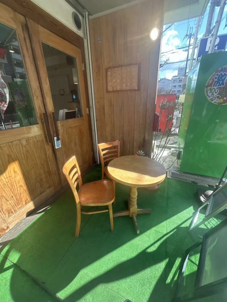 外のテーブル席