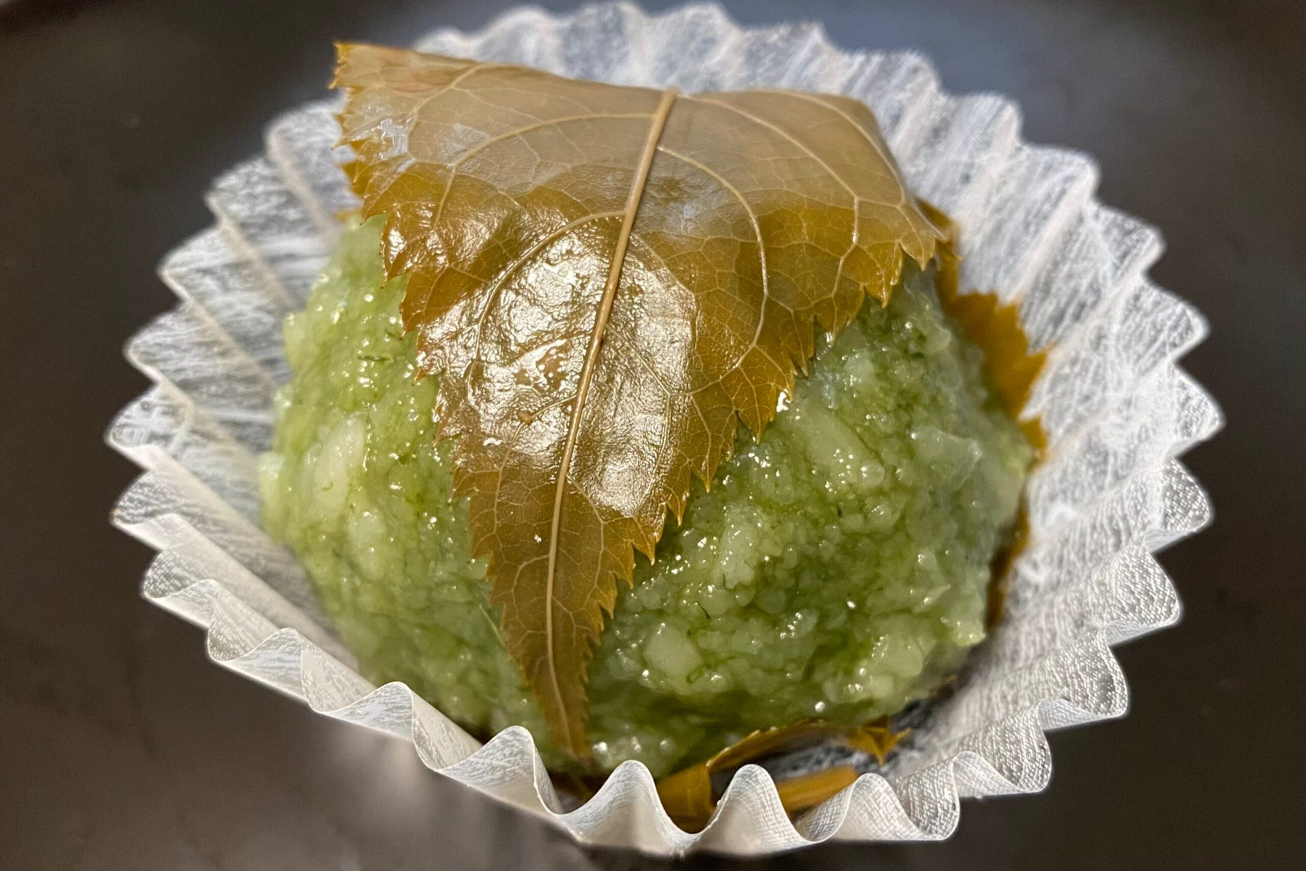 桂・上桂の和菓子店「井津美屋」の緑色の桜餅？！“よもぎ桜”を実食♪