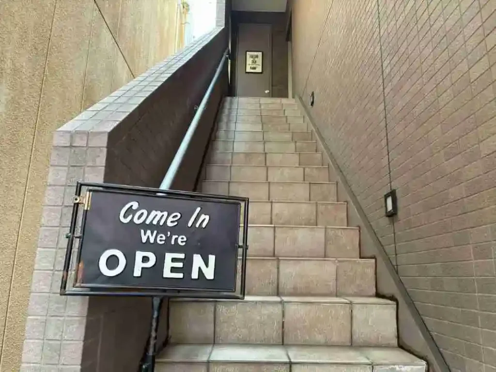 プースカフェ 入口