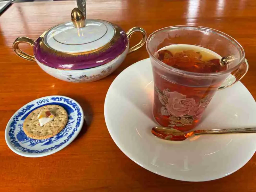 プースカフェ 食後のドリンクはアールグレイを頼むとこんなお洒落な食器が出されます。