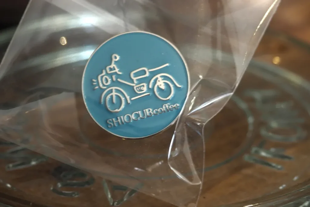 毎年オープンの9月にお客様にプレゼントされるピンバッジ。写真は復刻版で販売されているモノ。