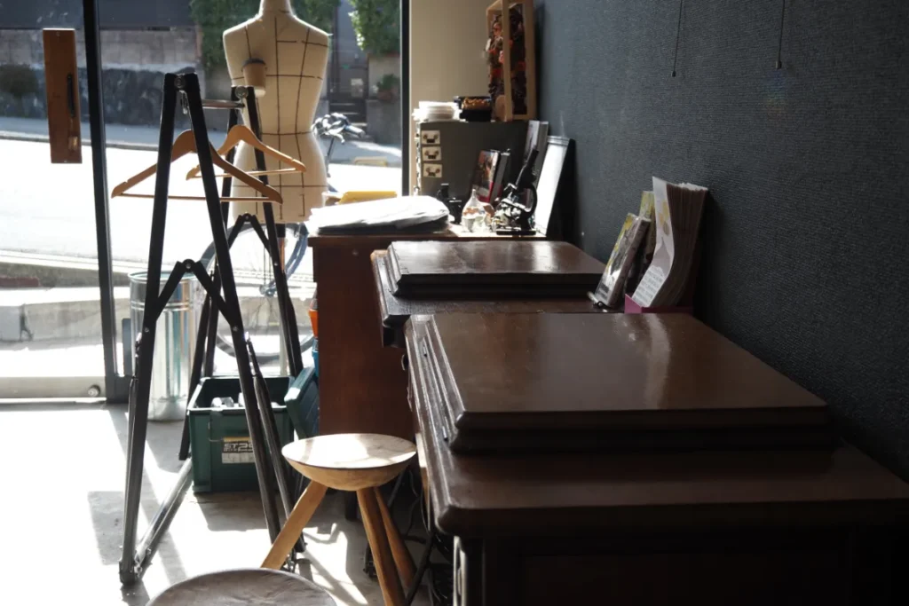 アンティークの小物もたくさんあります。手前はミシン台2台