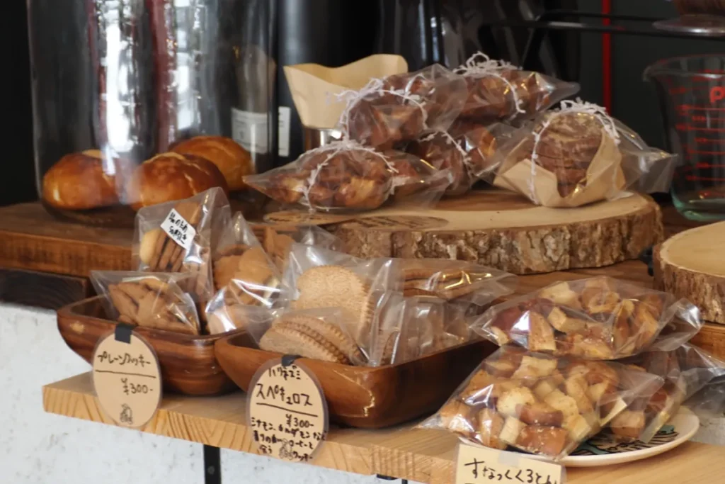 オーナーお手製の焼き菓子やパンもテイクアウト可能