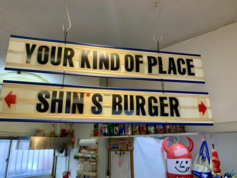 Shinsburger　カウンター前の看板