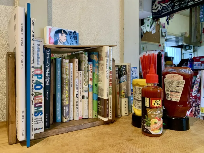 Shinsburger　テーブル上の本棚