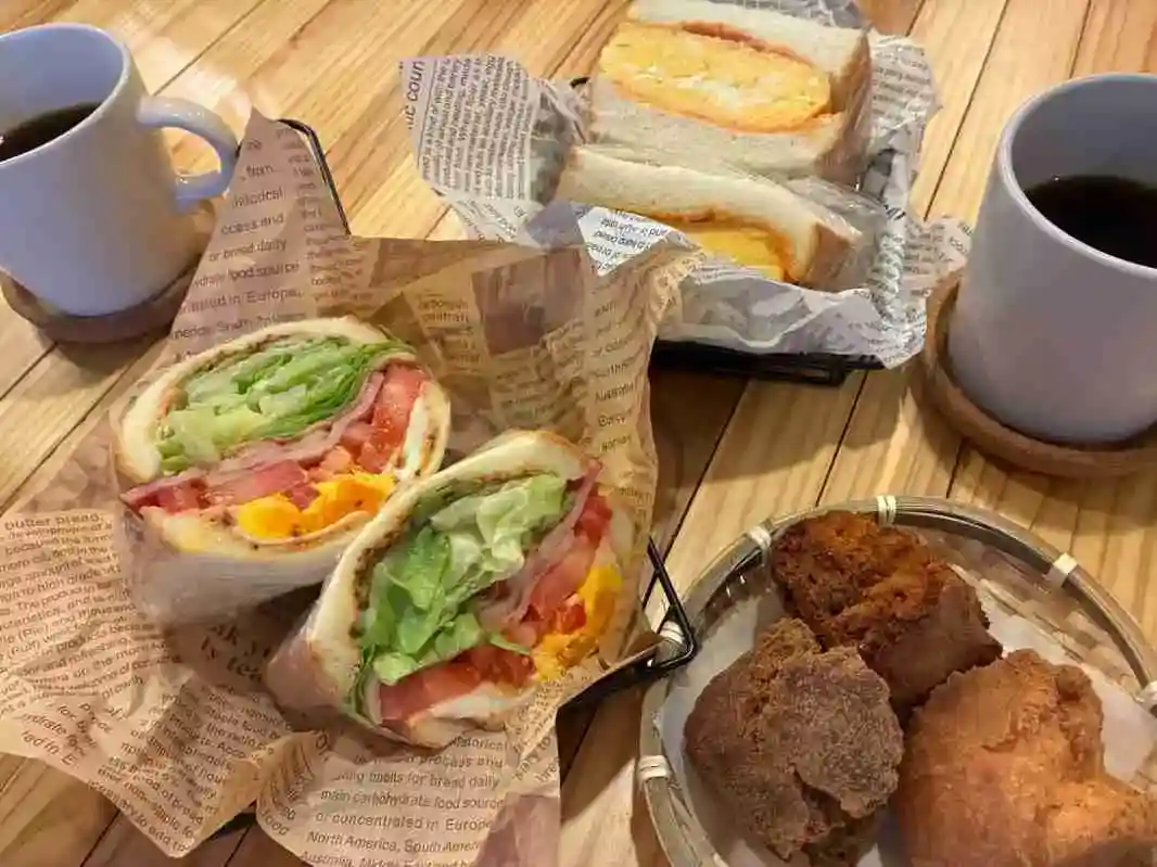 【高槻】イチ押しサクサクのサーターアンダギー｜BLTが大人気のサンドイッチは食べ応え充分