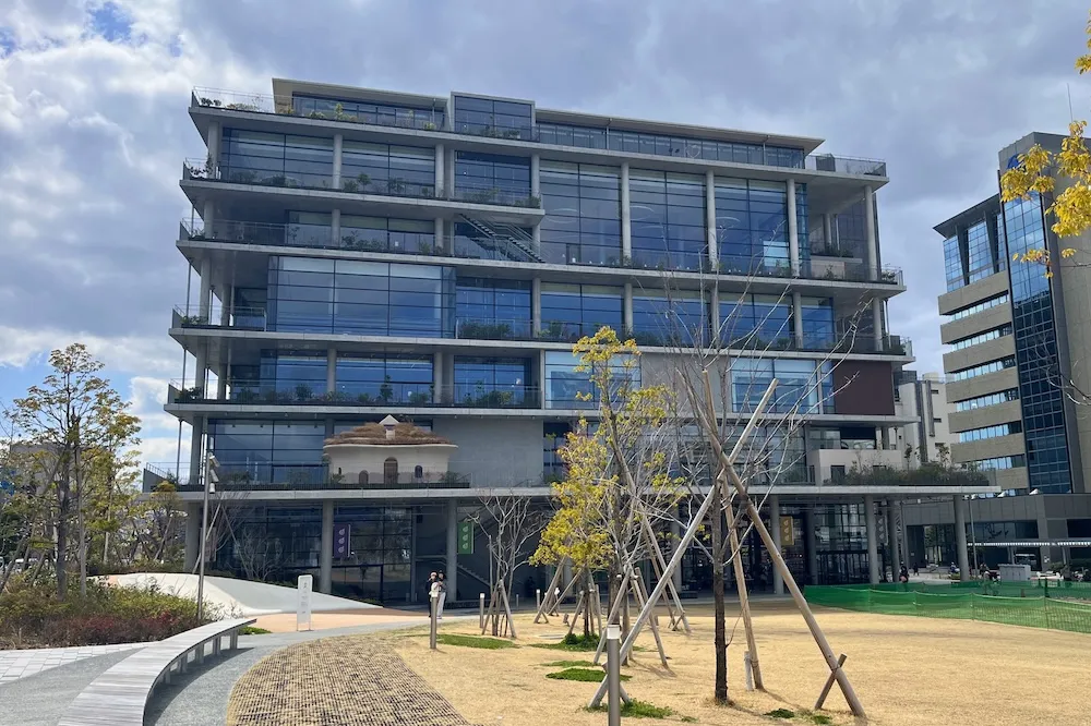 茨木市文化・子育て複合施設 おにクル外観