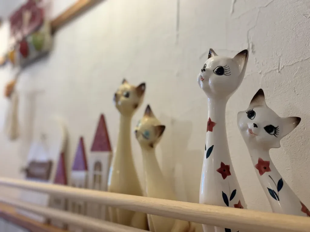 「モーニング喫茶あたりや」の猫の置物