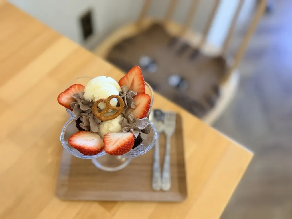 「モーニング喫茶あたりや」のいちごパフェ