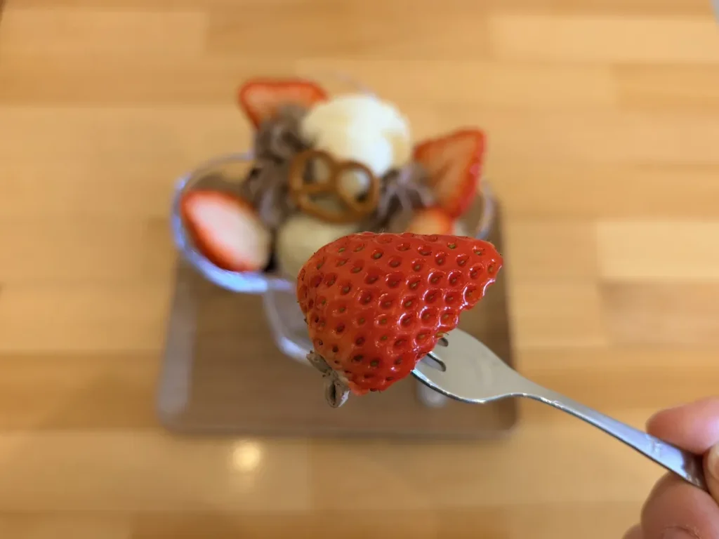 「モーニング喫茶あたりや」のいちごパフェ