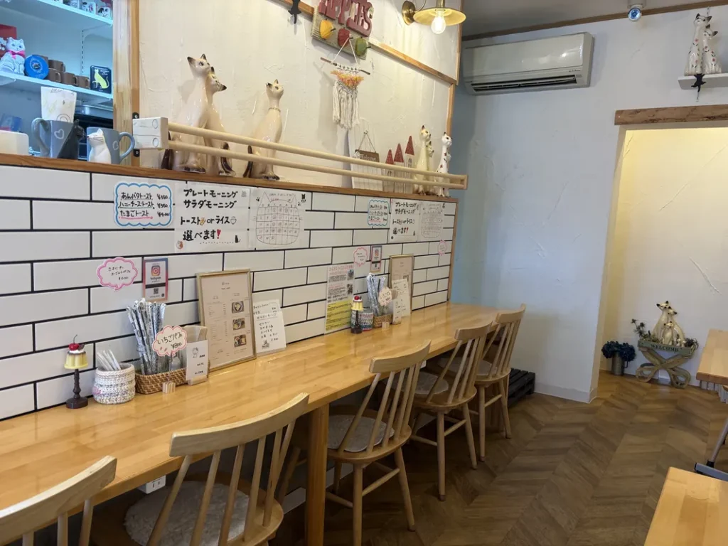 「モーニング喫茶あたりや」のカウンター