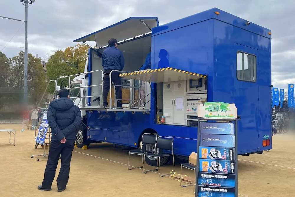 ブルーパレットの会場に来ていた地震体験車