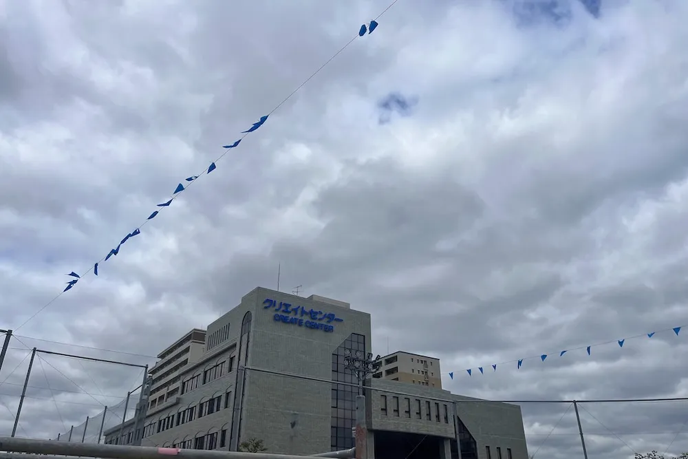 ブルーパレットの会場の青い旗