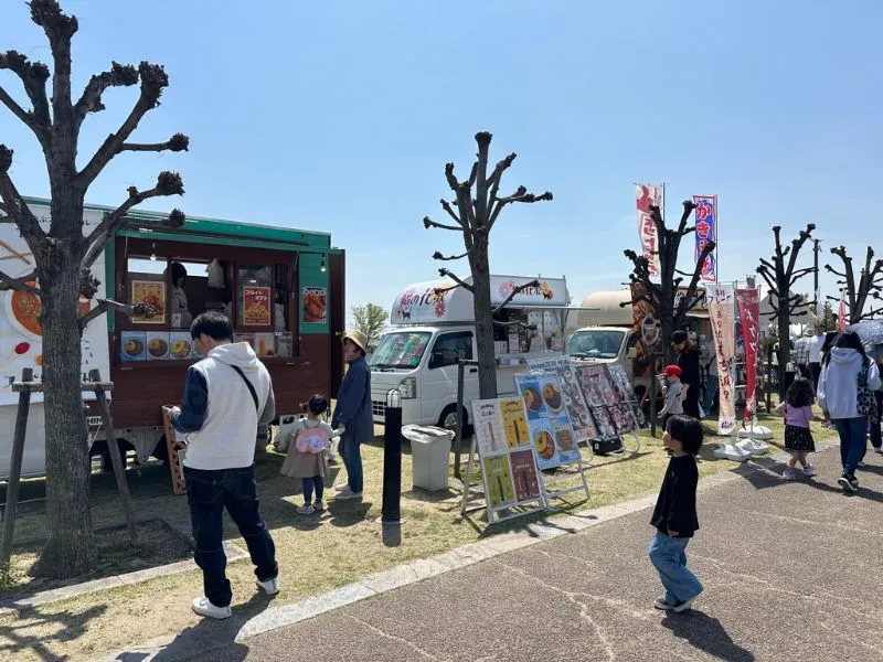 キッチンカーや屋台が並んでいる様子