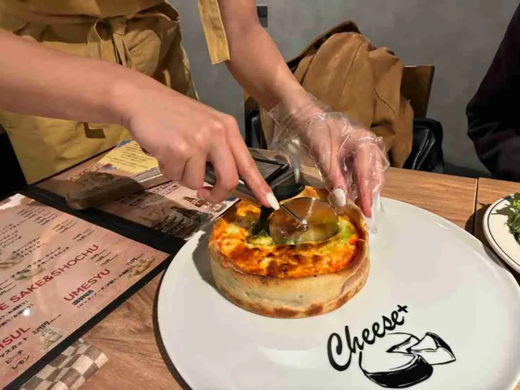 GENKA BISTRO CHEESE＋　ピザ　切り分け中