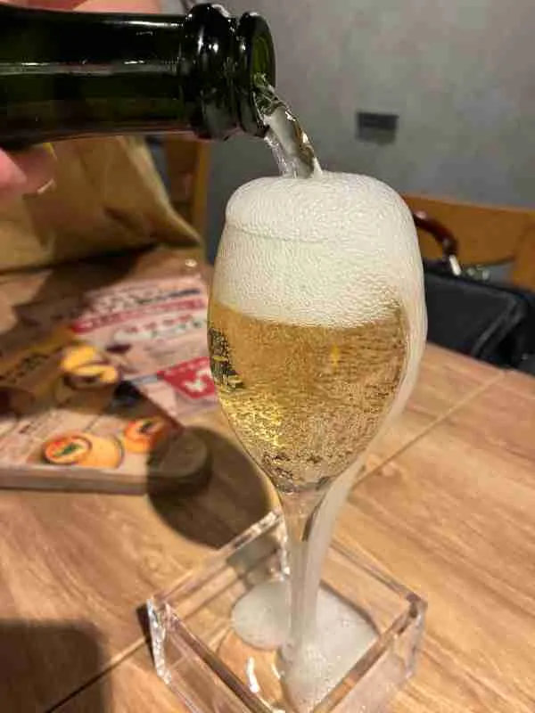 GENKA BISTRO CHEESE＋　スパークリング注ぎ中