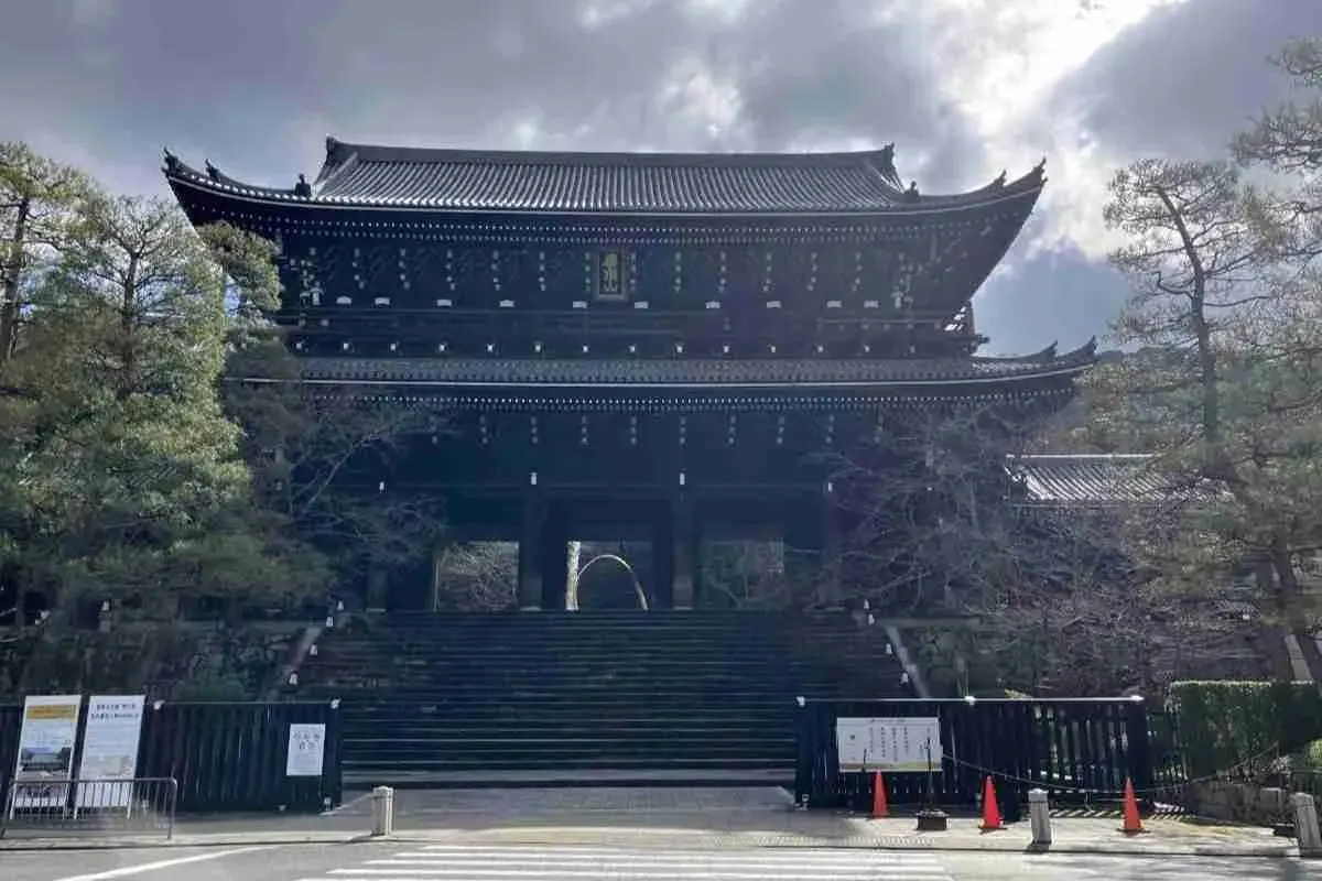 【知恩院】万博モニュメント×桜のライトアップ！今までにない夜間拝観が3月25日より開催