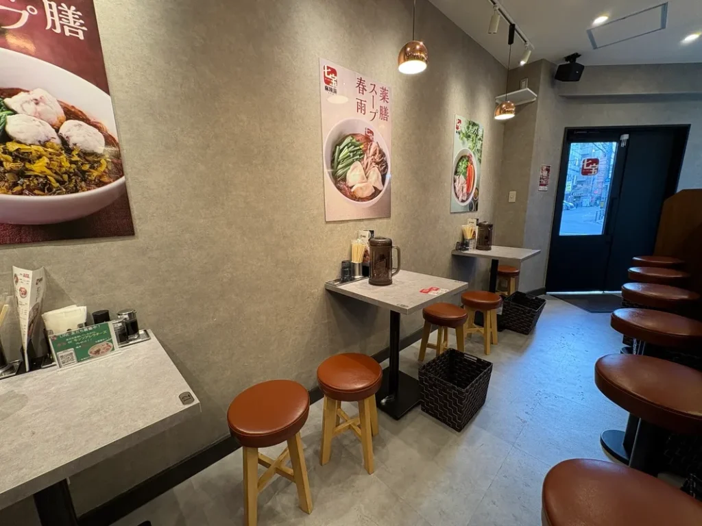 七宝麻辣湯 西中島店のテーブル席