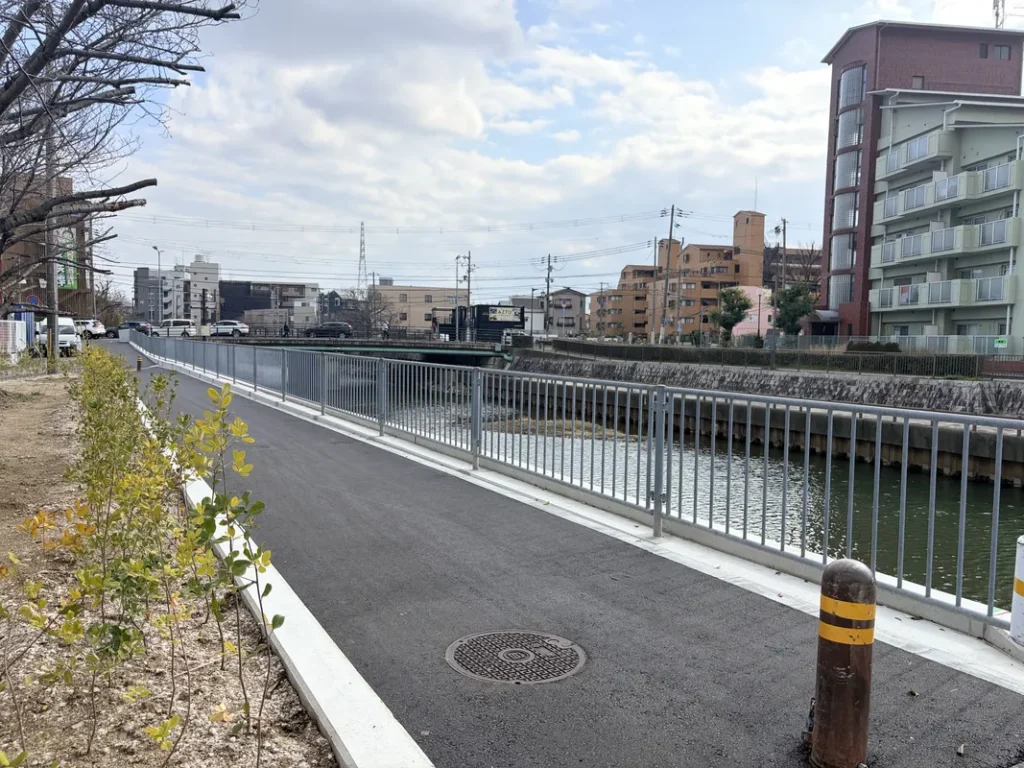 庄下川の舗装されたばかりの道
