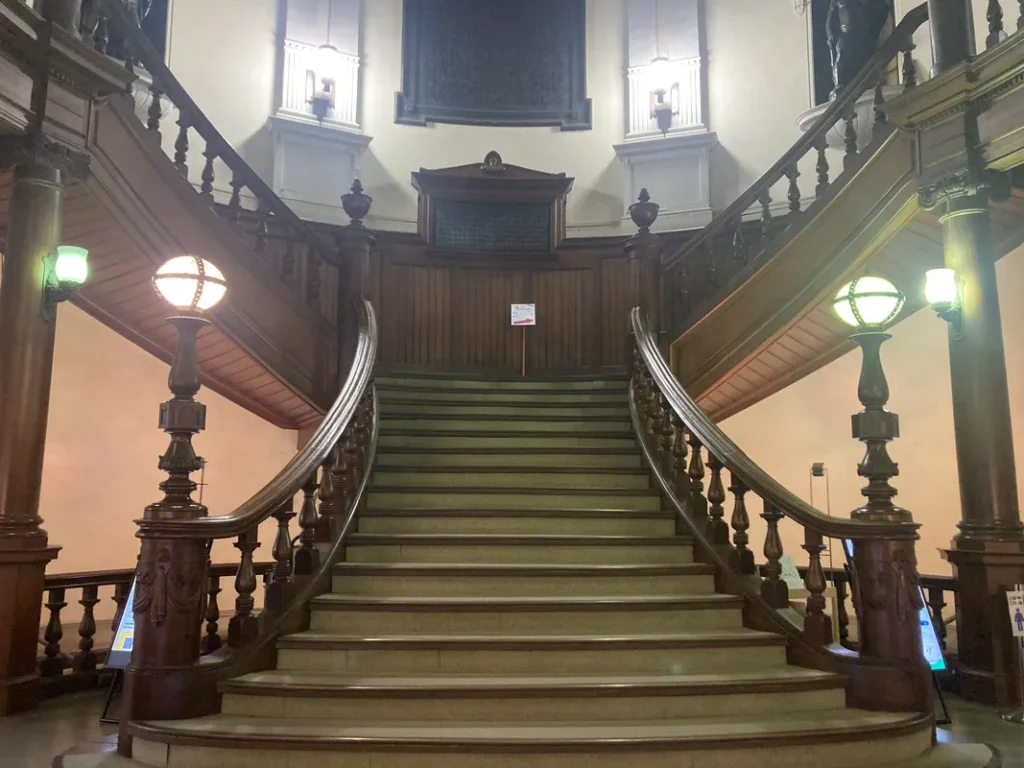 大阪府立中之島図書館内観