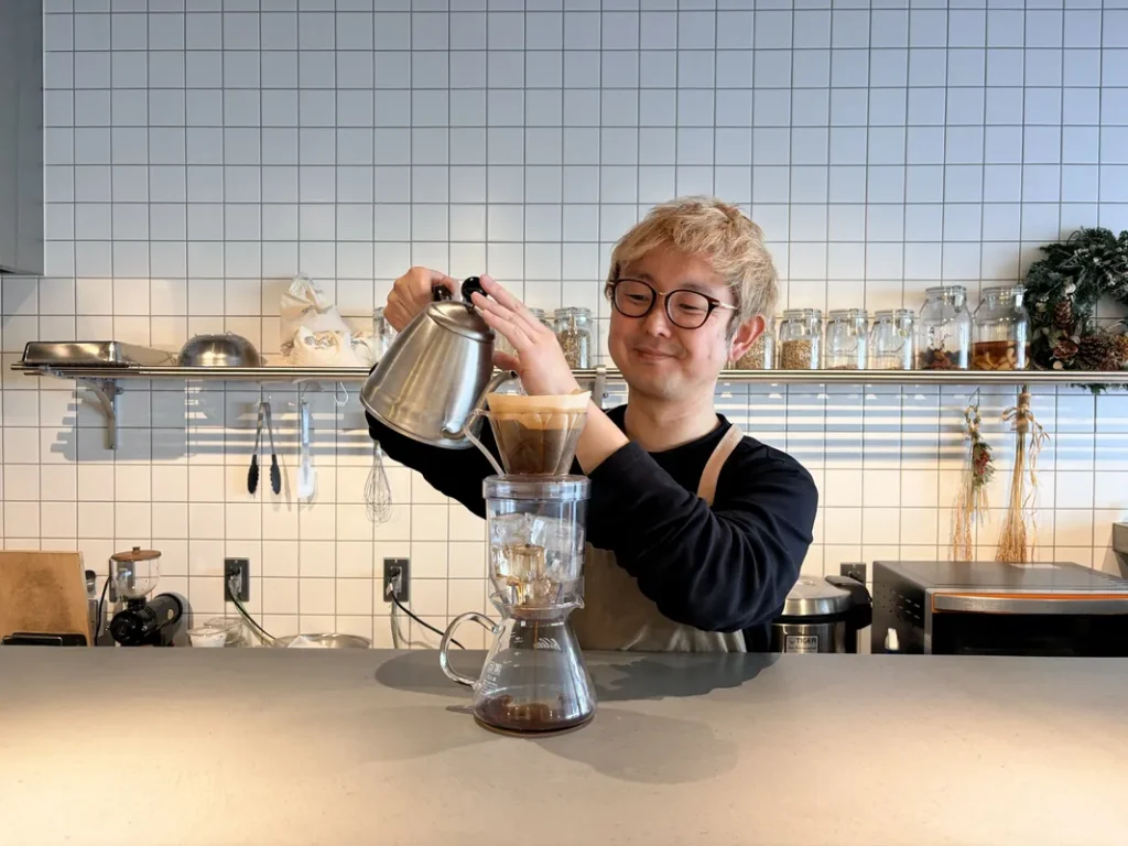 「EKESE GOHAN＆COFFEE」のコーヒー抽出中