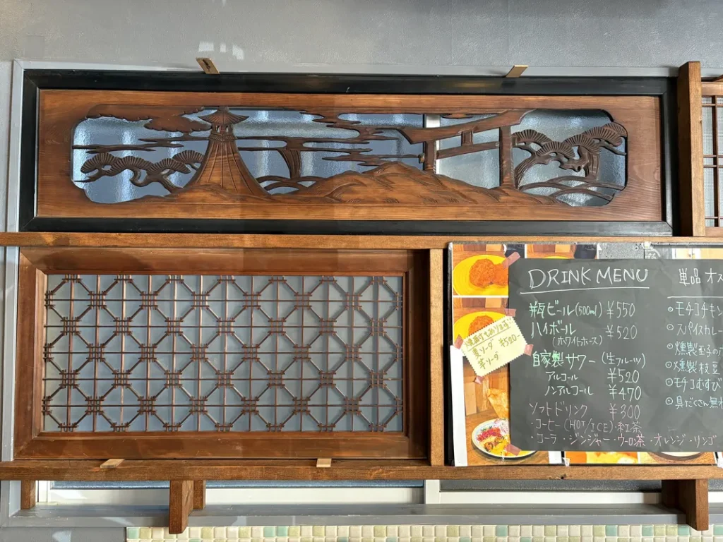 Enerie淡路店　古民家の窓枠を使用