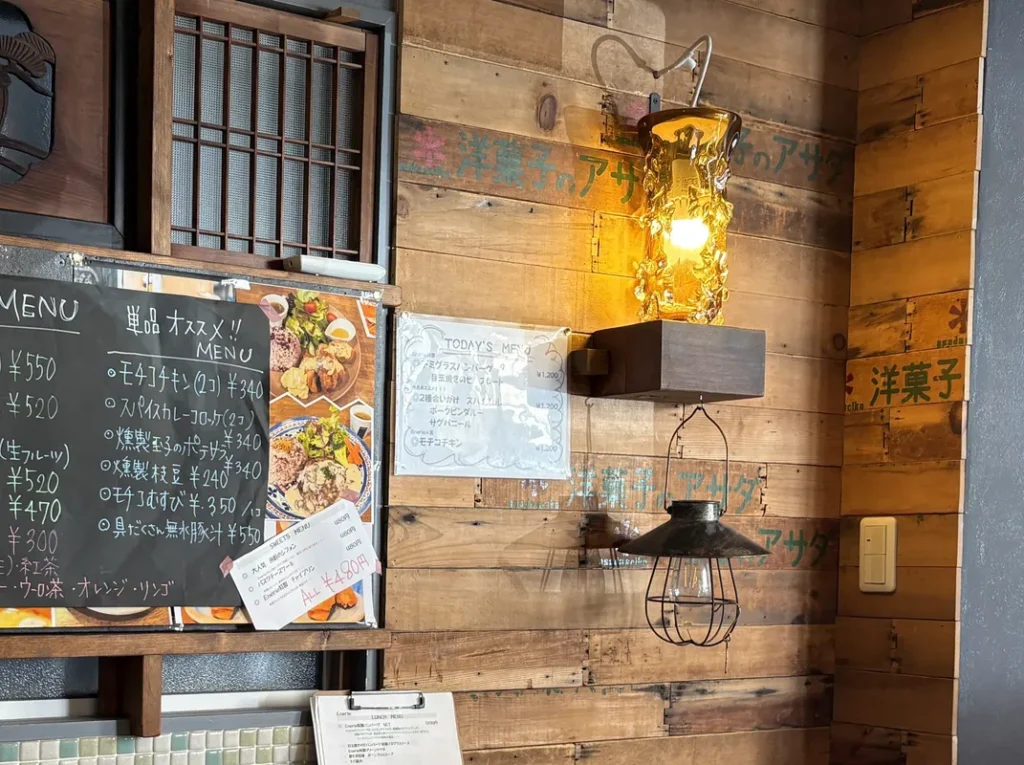 Enerie淡路店　和菓子店の什器が使われた壁