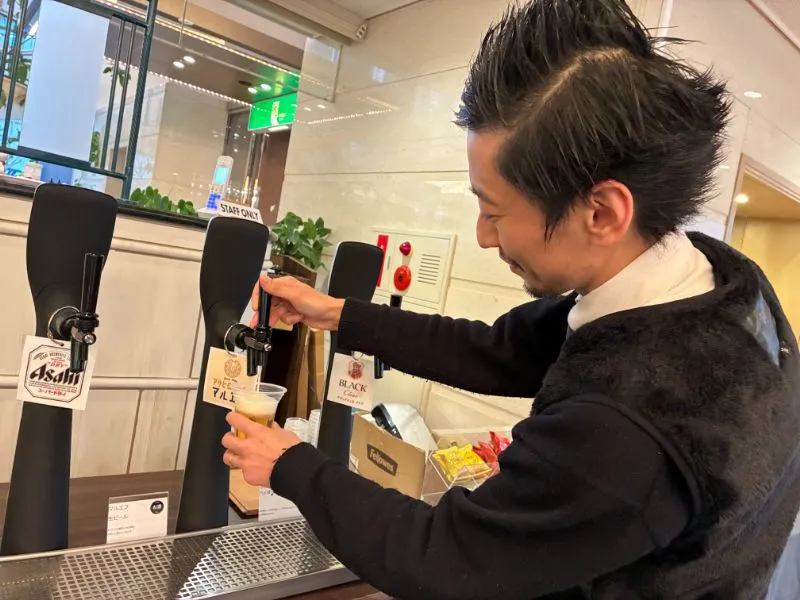 ビールをサーバーから注ぐ様子