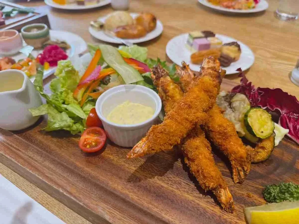 ホテルアベスト高槻1F リトルグリーンカフェ ランチビュッフェ エビフライ