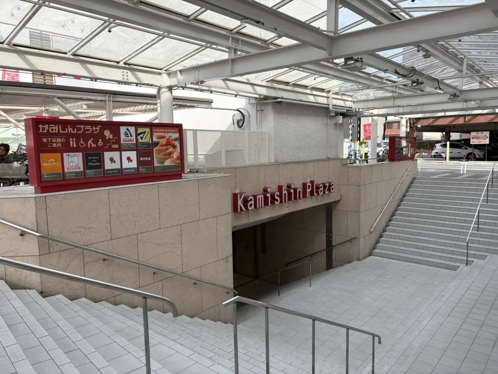 爬虫類ふれあい体験　会場の地下入口