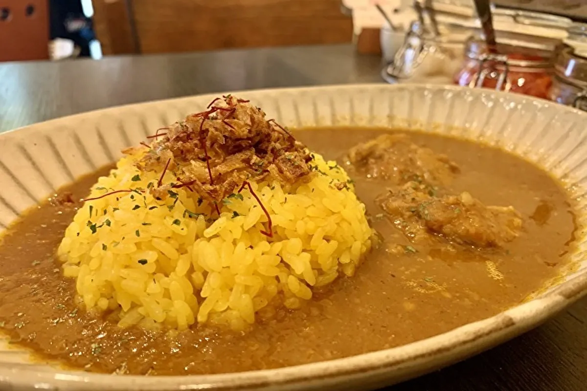 灘区水道筋「路地裏のカレー屋さん ひまわり」甘さとピリリ感に夢中!