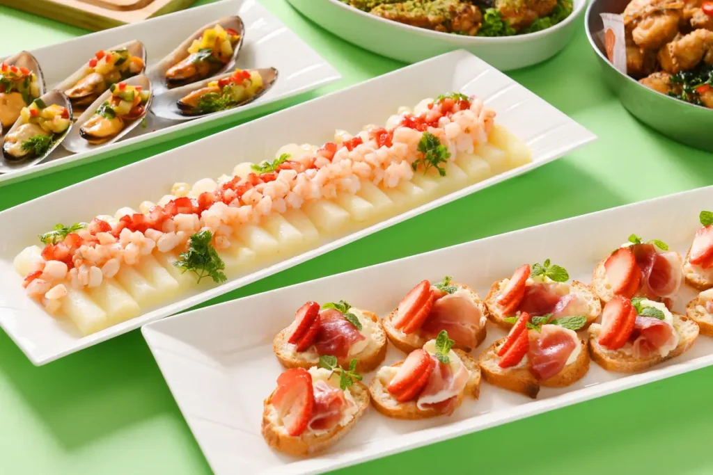 ホワイトアスパラガスのいちごビネグレット、生ハムといちごのクロスティーニ