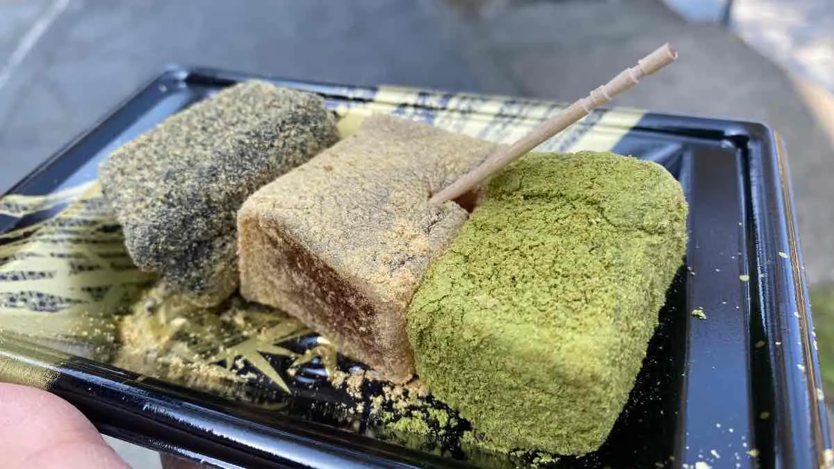 嵐山「峯嵐堂」渡月橋本店で楽しむ、柔らかいわらび餅の魅力