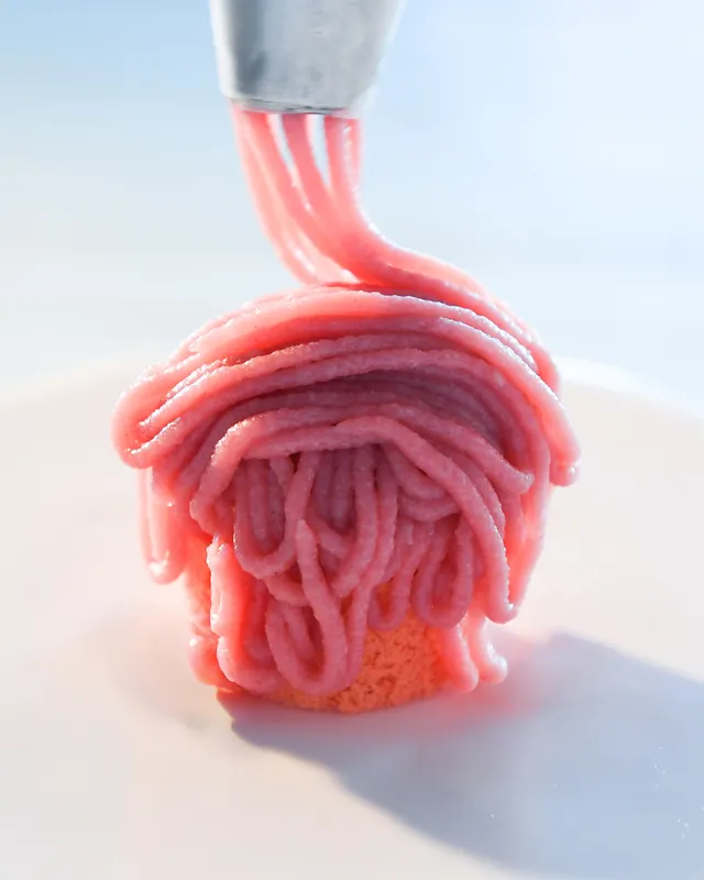 モンブランを実演で絞り出してくれる