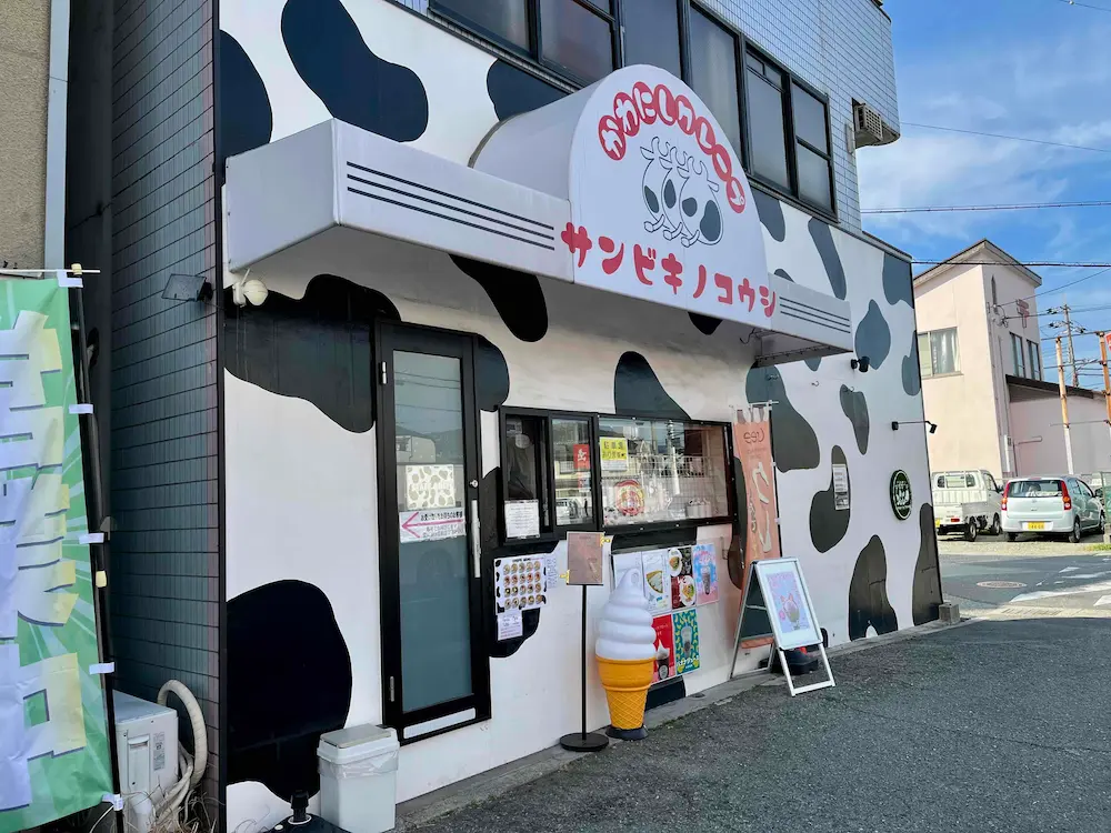 かわにしクレープ「サンビキノコウシ」外観