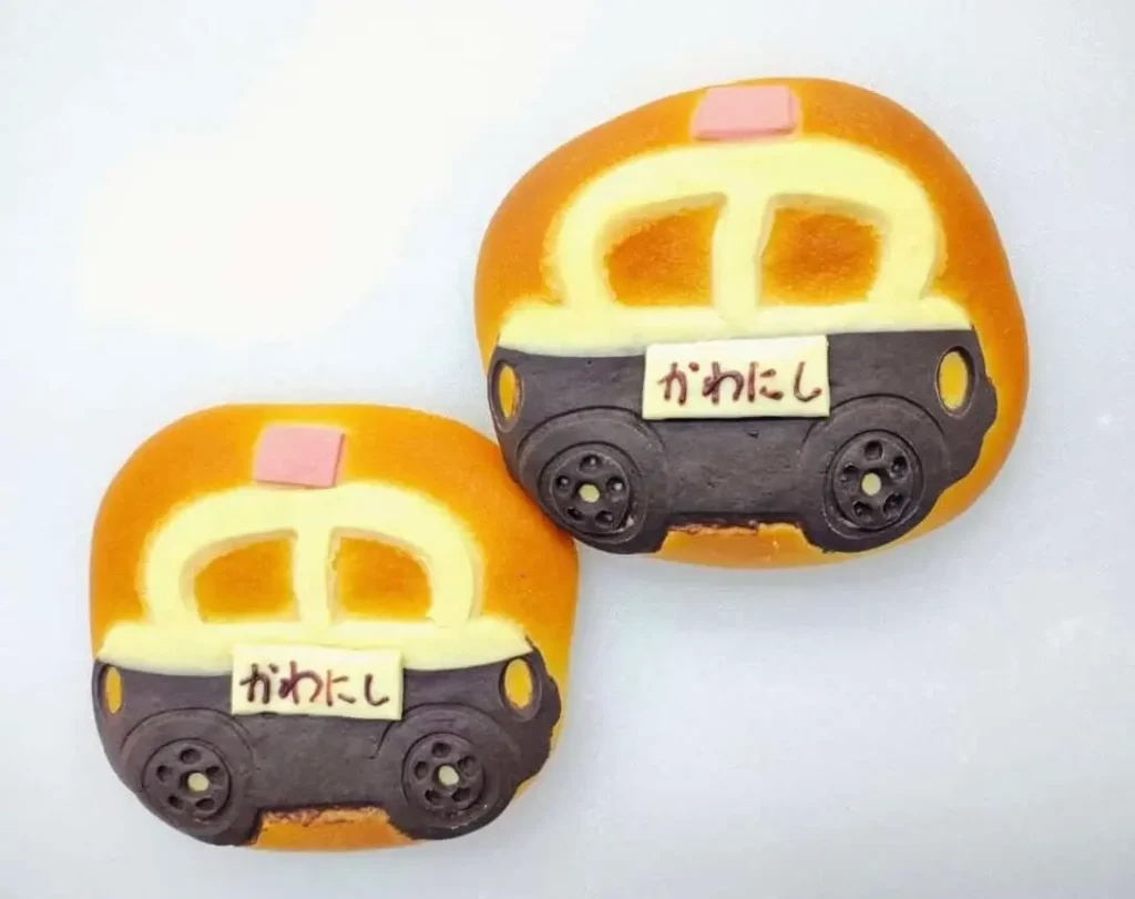 川西市の極楽湯で開催される自転車の交通安全講座では、参加者に交通安全啓蒙パンをプレゼント パトカーパンの写真